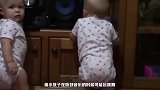 宝宝在车上睡着了，爸爸突然打开音乐，下一幕可把妈妈笑坏了
