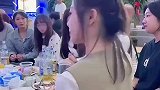 女生现场演示带假发，一套操作行云流水