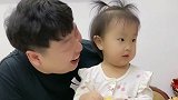 爸爸忽悠宝宝不能多吃糖，没想到被识破，直接说爸爸是混蛋