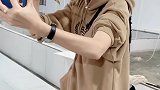 胆子够大手拿螃蟹合影
