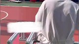 社团招新现场，男生坐机器车拉二胡