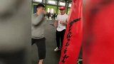赵本山儿子现身武术馆，学习泰拳腿法动作滑稽