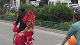 新郎接亲用单车，新娘坐在后座满脸笑容