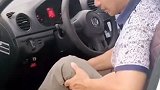 爆笑瞬间：大叔考科目二，太紧张，下车都不会了