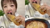 美女直播吃巨大皮皮虾，看着超过瘾，网友：是我向往的生活