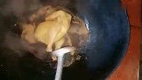 小玲今晚上的晚餐太丰富了，又是鸡又是猪脚，看着流口水