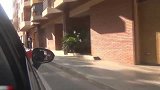 国外恶搞：在马路上，制造高分贝火车喇叭声，把路人吓了一跳！