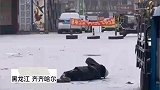 老人雪天摔倒请求帮助，外卖小哥怕被讹请路人作证并扶起老人
