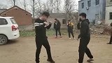 一个练散打，一个少林武校，比划比划，你觉得哪个更厉害呢？