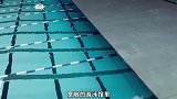 姐妹俩为捡戒指潜入泳池，不料泳池盖却突然关上了