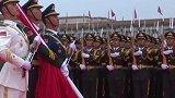 这就是中国排面，从人民英雄纪念碑到国旗杆，220米的距离，国旗护卫队大步向前，步步坚定有力！