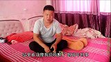 金毛说晚上床里有动物的磨牙声，吓得小虎连忙翻床寻找，可真胆小