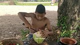 农村小屁孩：今天椰子煮螃蟹，烹饪方法真奇葩，感觉味道还不错