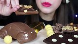 小姐姐可真喜欢吃巧克力呀，这么多巧克力看着就很腻