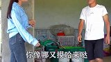 这姑娘怎么像黄蜂，逮谁蛰谁#搞笑 #求一个神评价加持