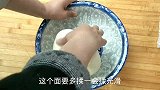 面粉别再做凉皮了，这样做爽滑筋道不断裂，配上蒜苔猪肉，太香了