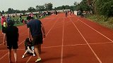 美女过路口，小伙刚开始起跑就撞上了，美女惨了。