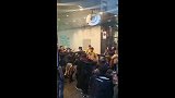 人气超高！武磊赛前受到球迷热烈欢迎