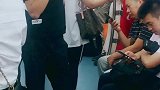 一小伙地铁上打电话，乘客们都看不下去了，兄弟你真牛