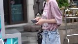 这位到底穿的裙子还是裤子？咱也不知道，咱也不敢问