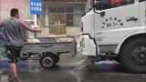 洒水车司机真坏，明明能看见三轮车上是馒头还要喷水