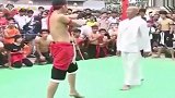 老一辈武术家展示中国功夫与泰拳实战，打泰拳像打小孩