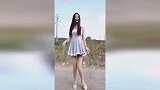 00后小姐姐还是别搭配裙子了，不然又开始蹦来蹦去的