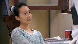 老板让美女支点钱，不料美女竟撩起裙子有本事你自己拿！