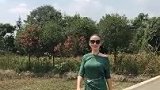 小姐姐很会穿,墨绿色连衣裙高开叉的款式,美出新高度!