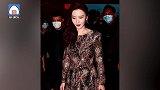张萌身着羽毛裙优雅美艳女人味大步流星步伐豪迈
