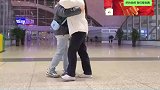 返乡大学生在高铁站跳舞完成作业，现场有很多人在拍摄者身后围观