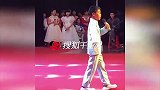 “游山恋小男孩”再登台唱新曲 戏腔一起惊艳众人