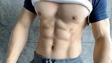 腹肌小哥哥的肌肉太结实了，美轮美奂犹如雕刻一般！