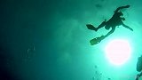 95岁探索海底世界！白发爷爷创最年长潜水者世界纪录