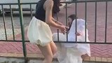 两女子表演钻围栏引网友热议