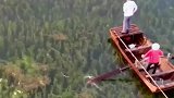 独山岛湖水清澈见底，船行水上若空游无所依