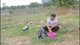 小伙和美女卖鱼互相抬杠，没想美女斗不过小伙，幸好老公一招致胜