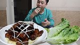 去地里摘完枇杷，回家晚上做了红烧肉，用生菜包着吃，好吃不上头