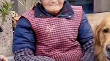 男子叫姑妈吃橘子，一旁狗子嫌弃橘子太小反复拒绝