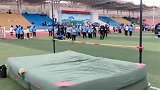 实拍我们学校校花跳高比赛，跳起的那一刻，要在学校更出名了！
