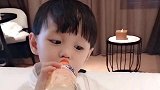 小男孩喝水的样子，特别的呆萌