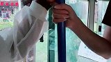 小伙子公交车泡妞，结果尴尬了