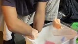 无臂老板励志捏泥人生活