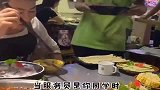 朋友在火锅店当传菜生，看看他给我上的毛肚！