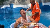 重庆市民坐冰桶吃火锅体验冰火两重天 网友调侃：锅干可自行加汤