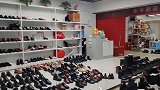 南城最大的百荣鞋类批发商场，冬季前甩卖，大多数都是批发商来这