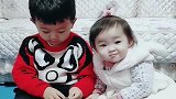 妹妹有了好吃的，第一个想到的就是哥哥，画面太有爱了！