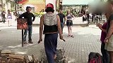 国外爆笑街头恶搞，男子表演赤足走炭路，观众中途闯入引路人惊慌