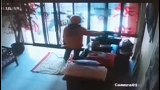 云南丽江：外卖员趁店内无人顺手牵羊，将5元包裹当银饰偷走