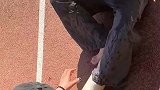 这就是当代摆烂大学生，俩女生饥饿到抢拖鞋吃